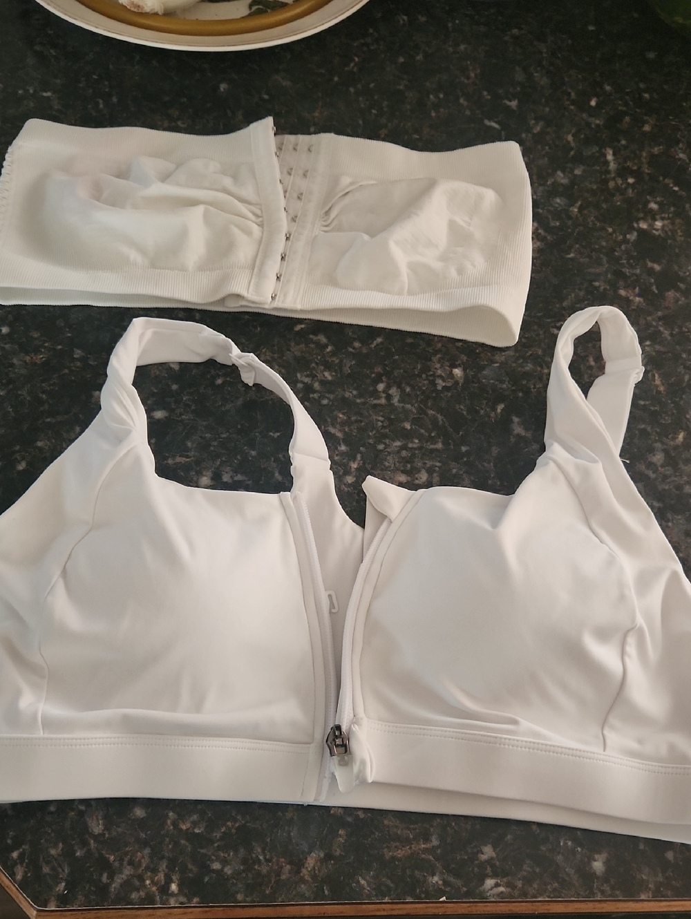 Seamless Front-Zip White Sports Bra - Comfortable Support